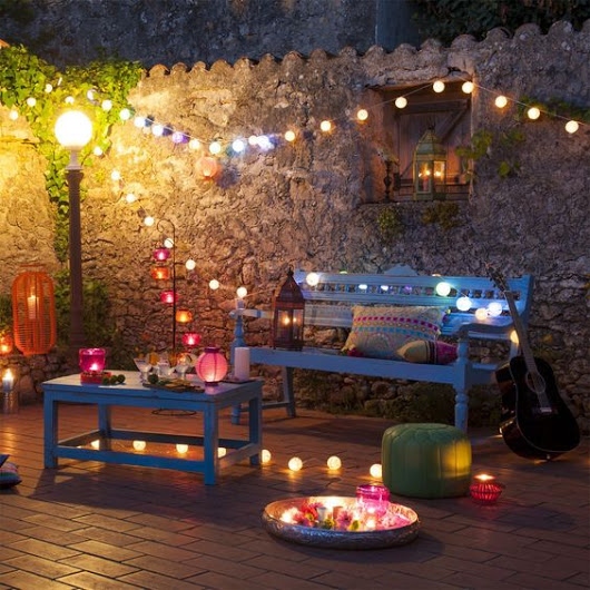 Terrasse romantique décorée avec des guirlandes lumineuses