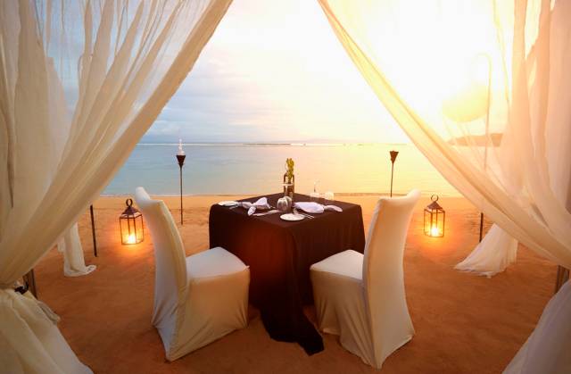 Dîner romantique au bord de la mer avec des lanternes