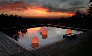 Piscine de nuit : 6 idées déco tendances