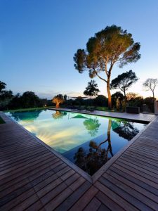 Piscine de nuit : 6 idées déco tendances