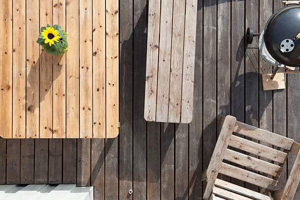 Vue de haut sur un salon de jardin fait de bois